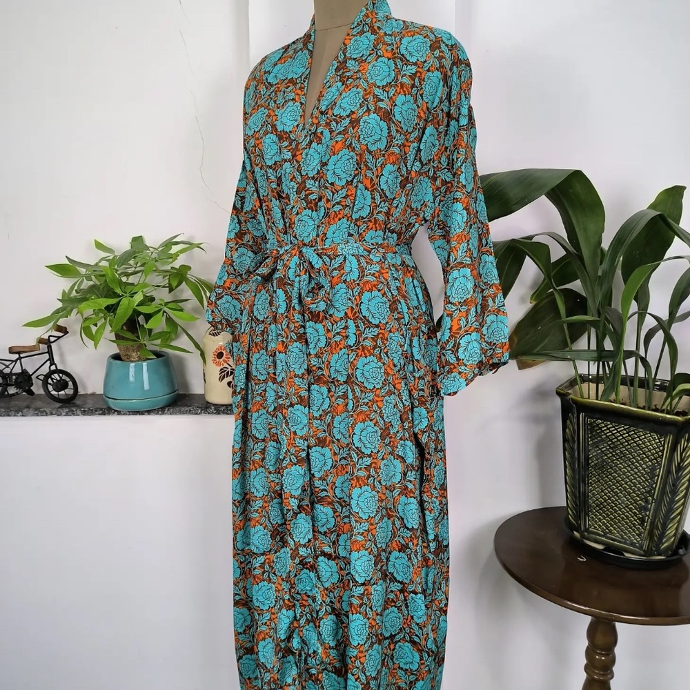 NEW SILK ROBE - Picture 4 of 7